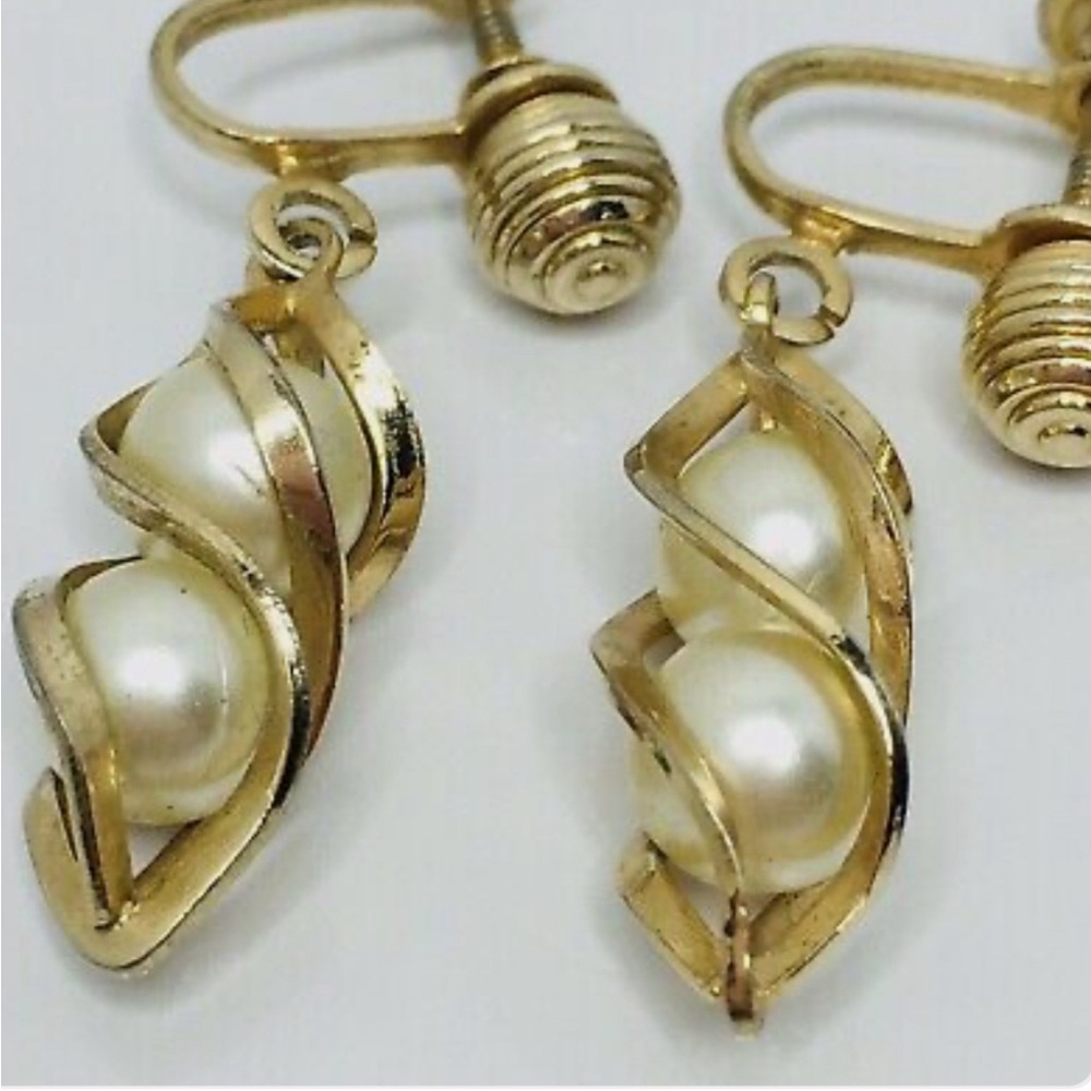 Elegant Gold and Pearl Earrings